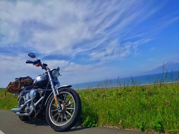 バイクキャンプに行く途中バイクを留めている画像