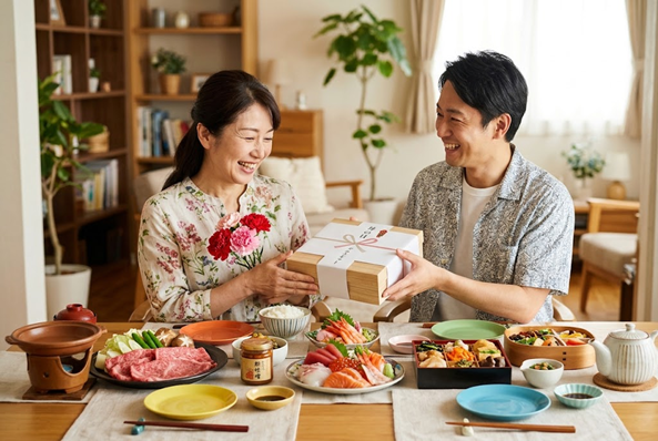 母の日に贈るおすすめのグルメ食品ギフトと笑顔で受け取るお母さん